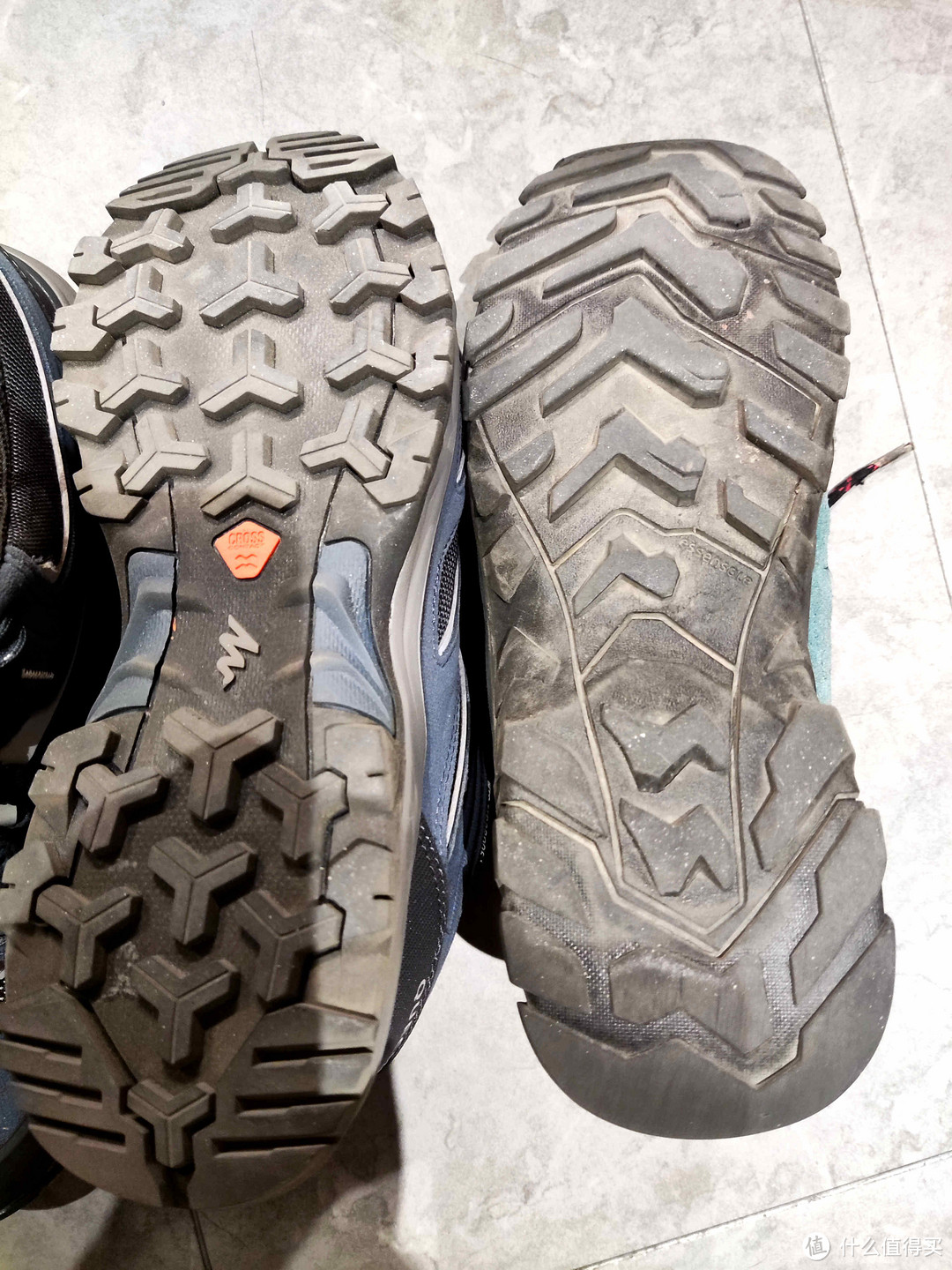 看下鞋底，左边是新的，右边是旧的，后跟磨损明显。两者的花纹不同，看上去，左边新鞋的鞋底花纹会更防滑。由于新的还没在比较滑的地上试过，旧的在打湿的光滑地面上还是比较滑的，需要小心。