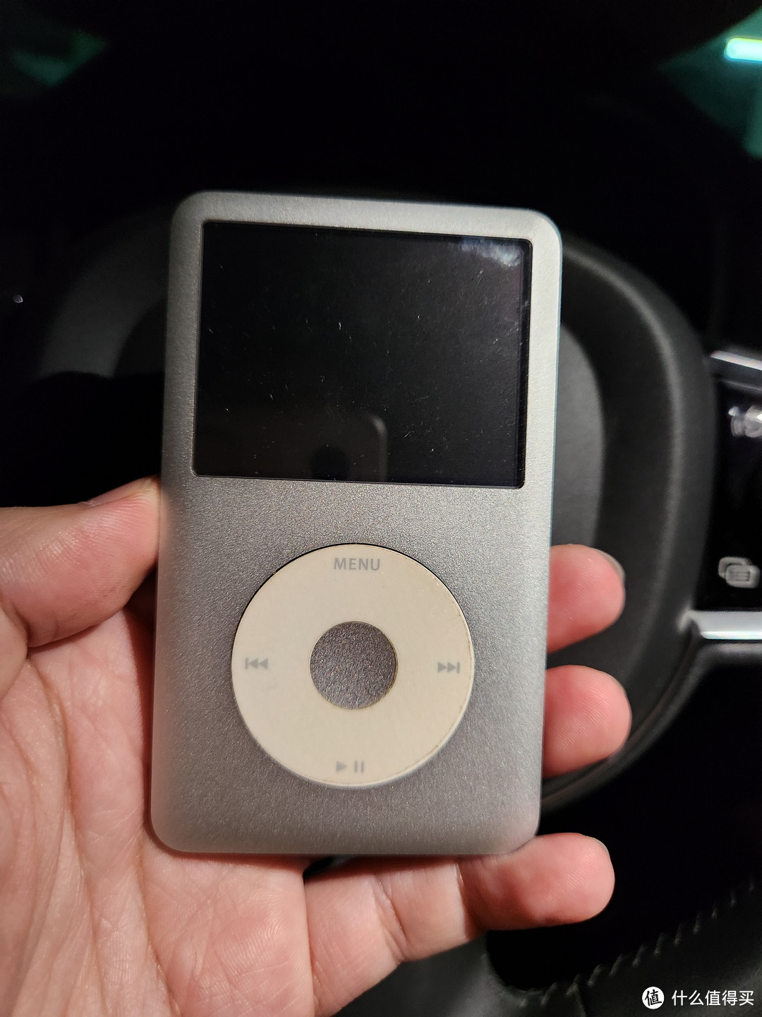 他甚至还可以听音乐--ipod classic