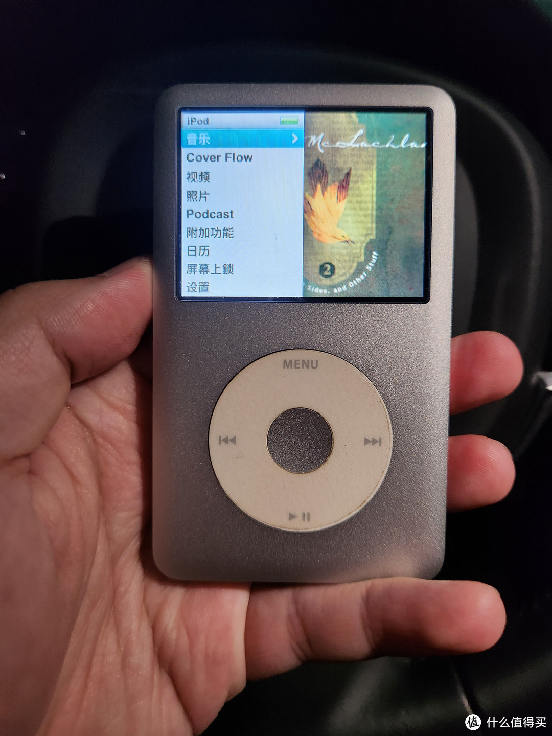 他甚至还可以听音乐--ipod classic