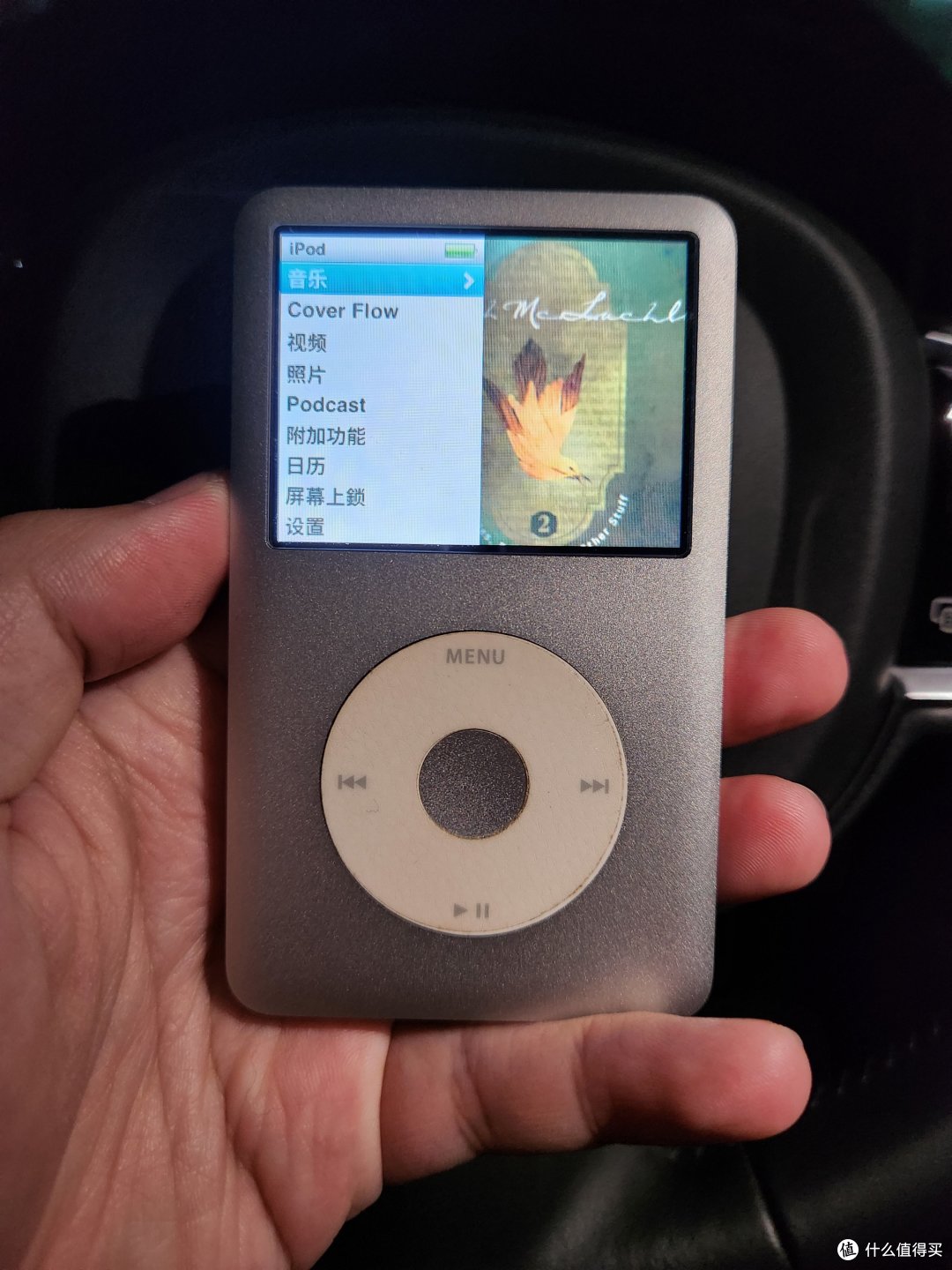他甚至还可以听音乐--ipod classic