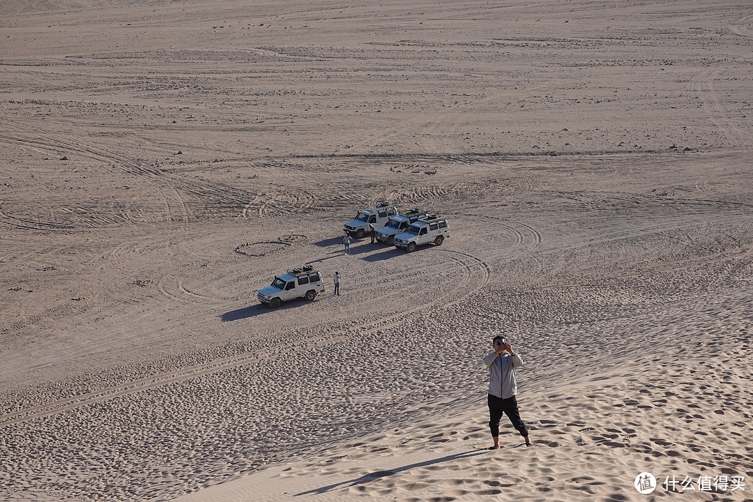 体验沙漠越野，地上的印子是部分路线。
