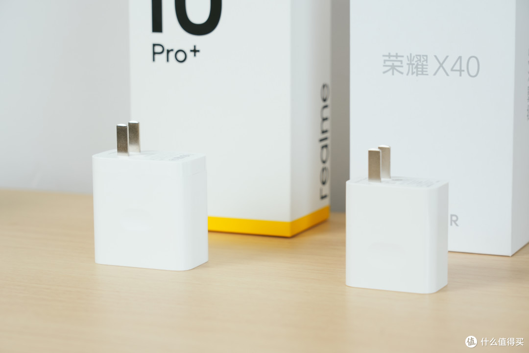 千元高颜值曲面屏手机的王者对决：真我10 Pro+ VS 荣耀X40对比体验