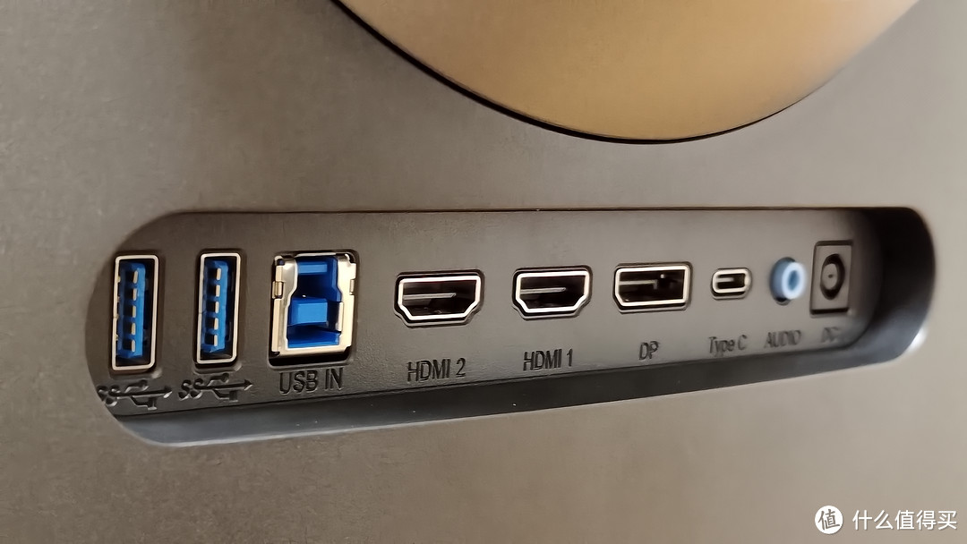 接口有2个HDMI2.0接口和1个DP1.4，DP接口和HDMI接口都支持2K 165Hz视频输入还有2个USB2.0、1个USBIN上行，AudioOUT1个65WType-C接口可以为手机、电脑供电，也可以连接多个信号源实现PIP或PBP的分屏，一屏多用。