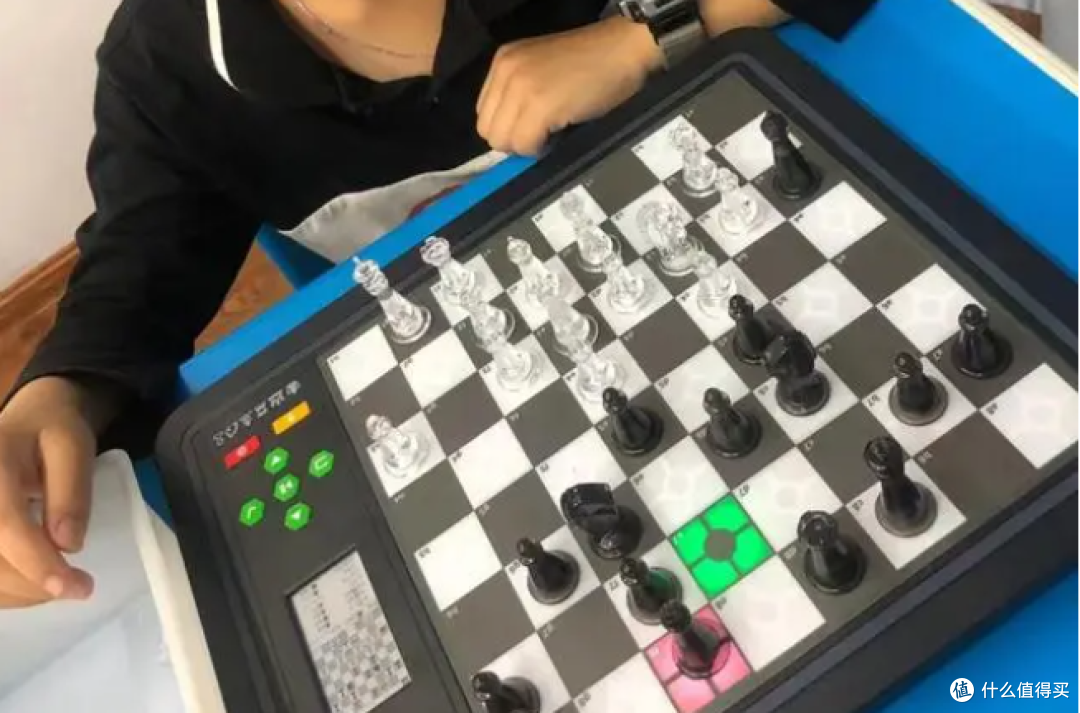 费米L6智能棋盘,指示灯和语音陪练,锻练棋步和入门进阶