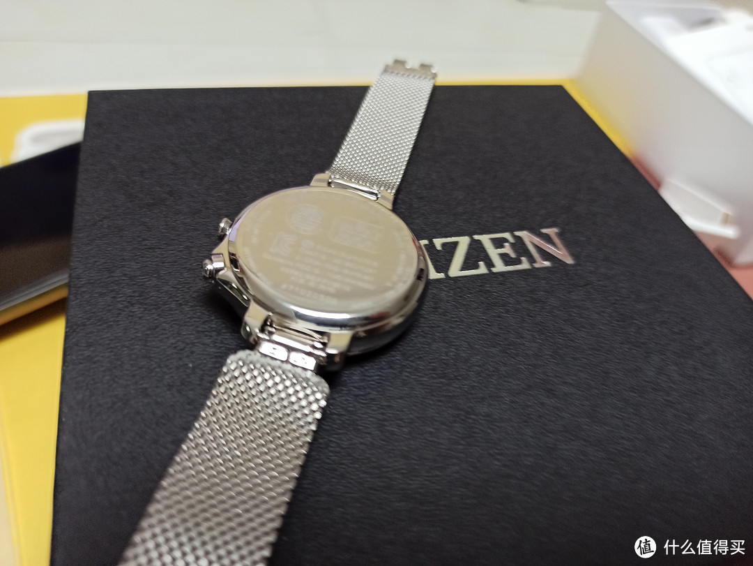 2022值得总结：腕表大收获，省心简约的光动能带蓝牙的女式手表。