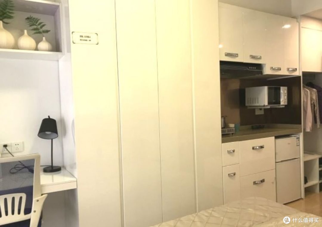 35㎡单身公寓，阳台改造成卫生间和洗衣房，不用再为晾衣服烦恼了