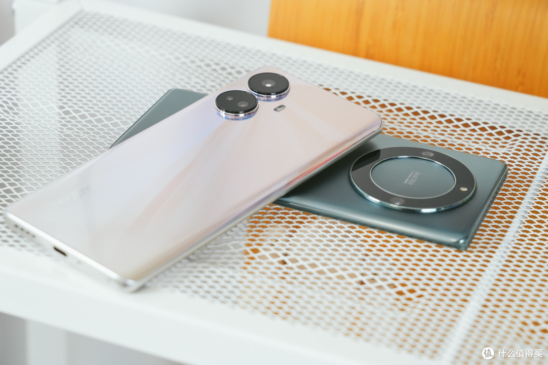 千元高颜值曲面屏手机的王者对决：真我10 Pro+ VS 荣耀X40对比体验