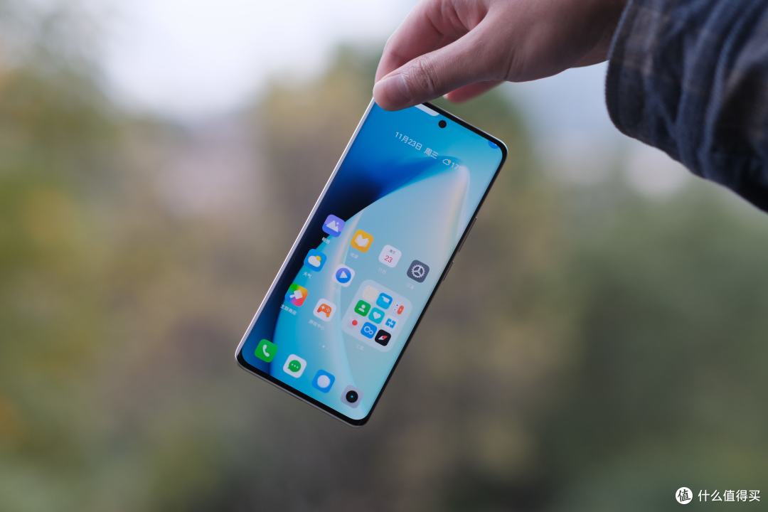 真我 10 Pro+:从一块好曲屏说起