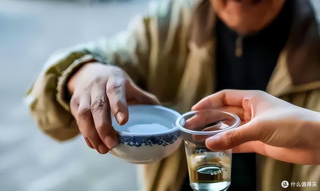 年过60的俩大爷，30年来天天喝酒，如今身体却截然不同，咋回事？