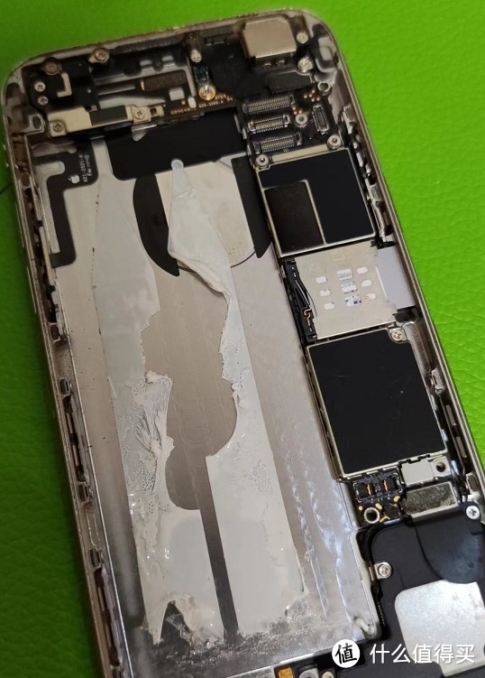 iPhone6的电池胶大部分在手机背上