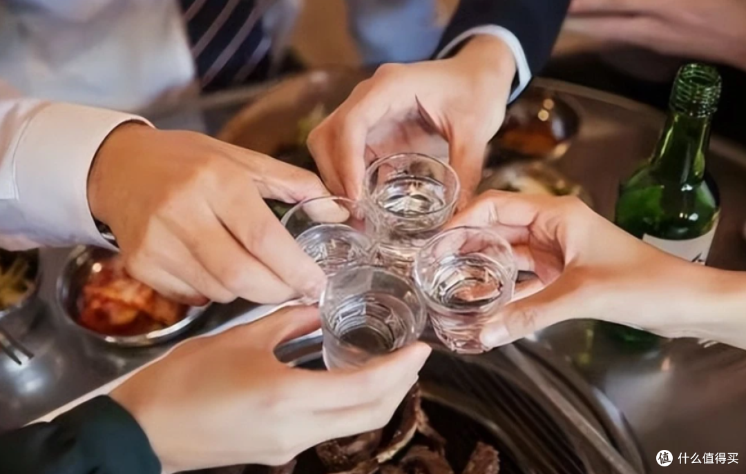 80后聚会,酒桌上“晒好酒”,引起网友争论:这才是会喝酒