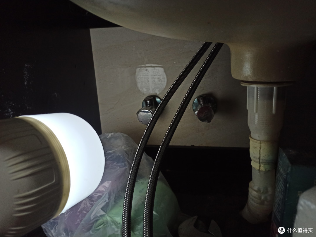 换洗手盆水龙头,真是个细致的体力活.