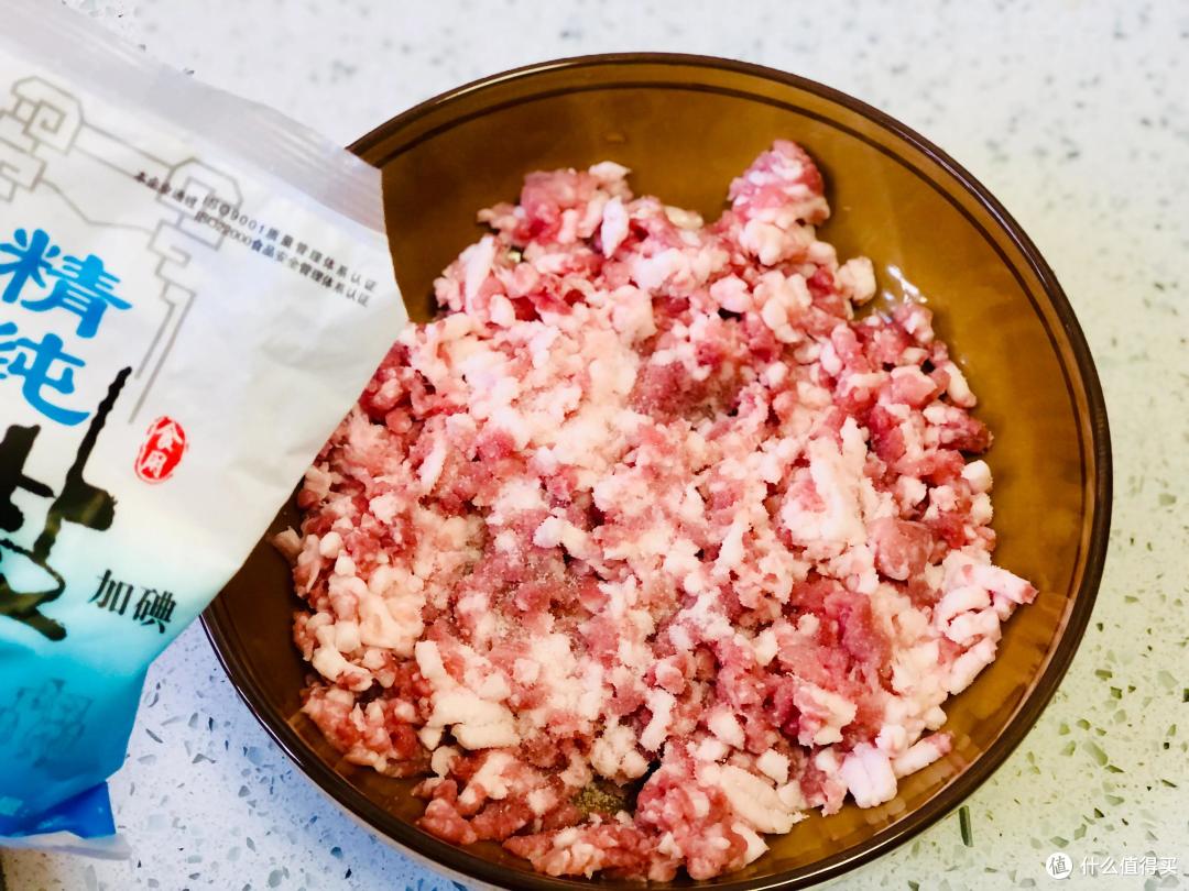 拌肉馅时,先放盐还是先打水?很多人没搞清楚,难怪肉柴不入味儿
