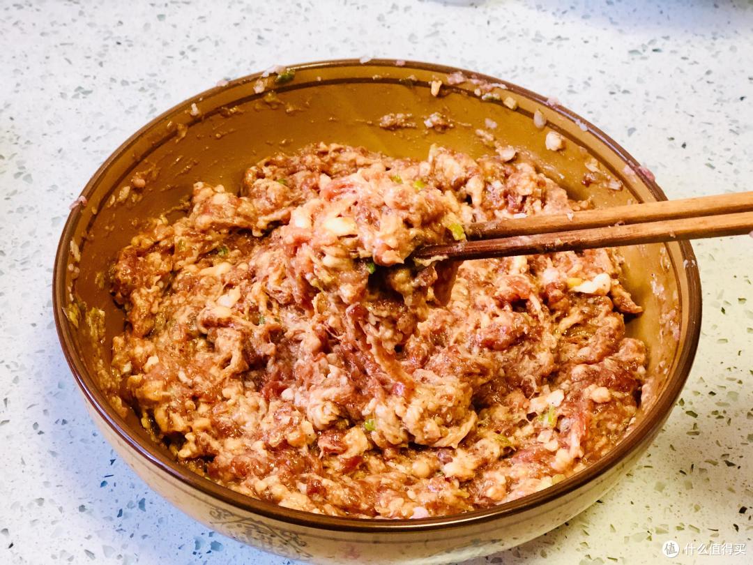 拌肉馅时,先放盐还是先打水?很多人没搞清楚,难怪肉柴不入味儿