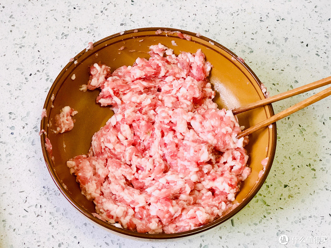 拌肉馅时,先放盐还是先打水?很多人没搞清楚,难怪肉柴不入味儿