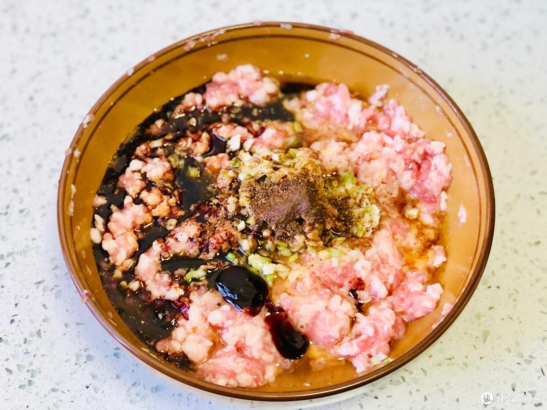 拌肉馅时,先放盐还是先打水?很多人没搞清楚,难怪肉柴不入味儿