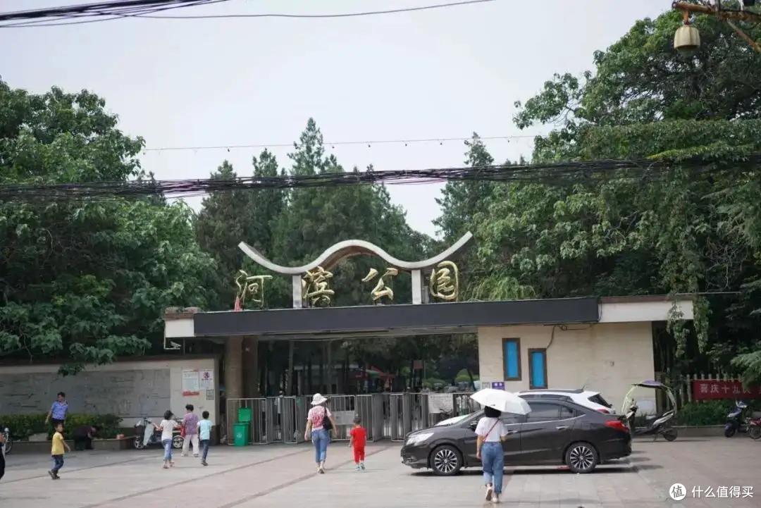 那时候公园门口的羊肉串5毛钱一串，老香了。