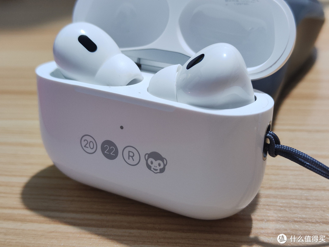 AirPods Pro 2右侧挂绳孔