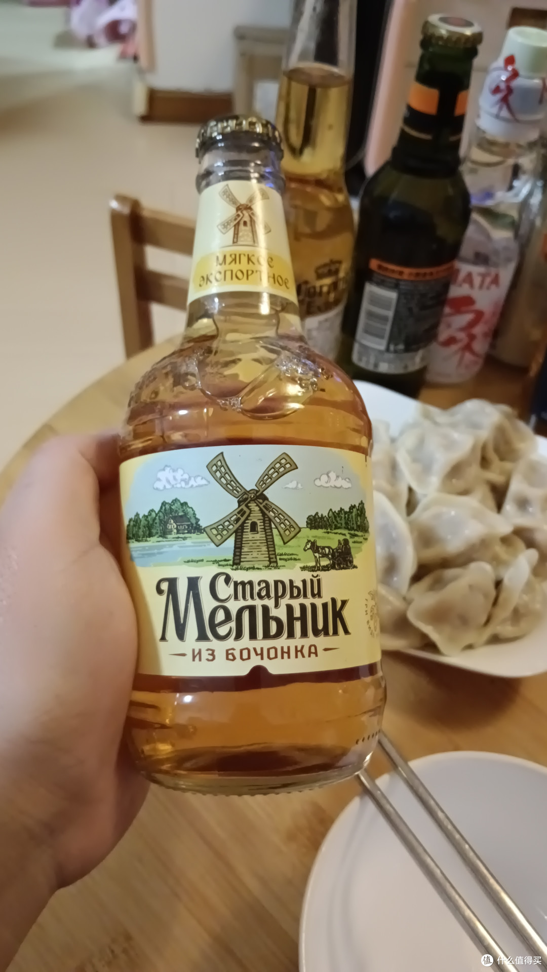 这才是啤酒的正确接地气的喝法,用最青岛的喝法来测试一下不用辅料的俄罗斯老米勒啤到底怎样