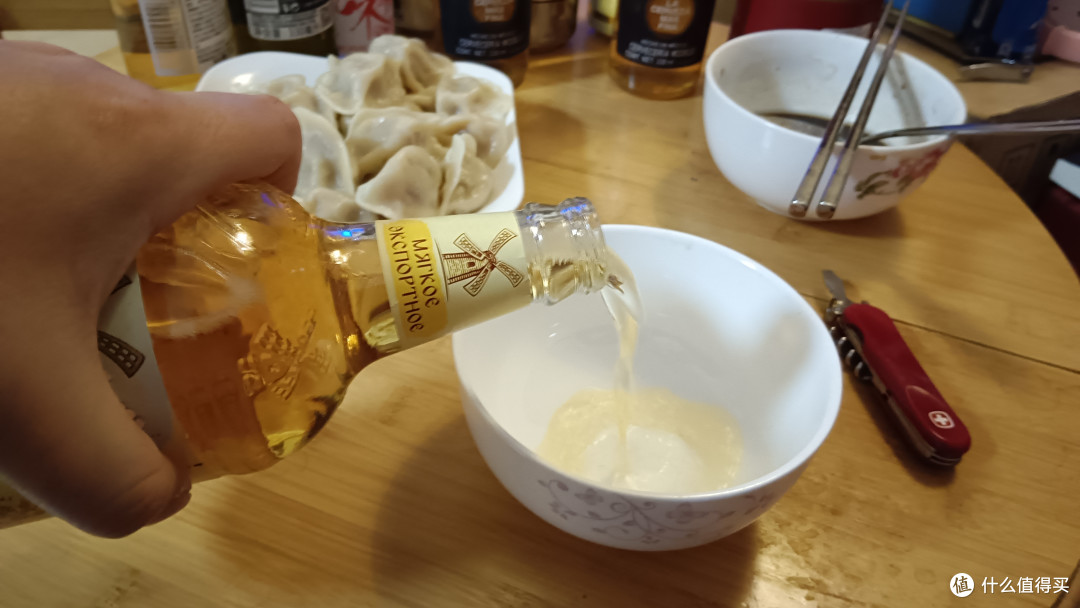 这才是啤酒的正确接地气的喝法,用最青岛的喝法来测试一下不用辅料的俄罗斯老米勒啤到底怎样