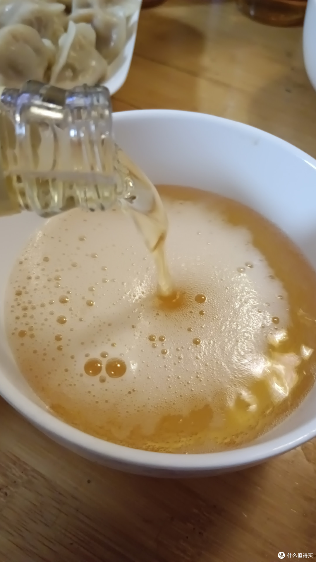 这才是啤酒的正确接地气的喝法,用最青岛的喝法来测试一下不用辅料的俄罗斯老米勒啤到底怎样