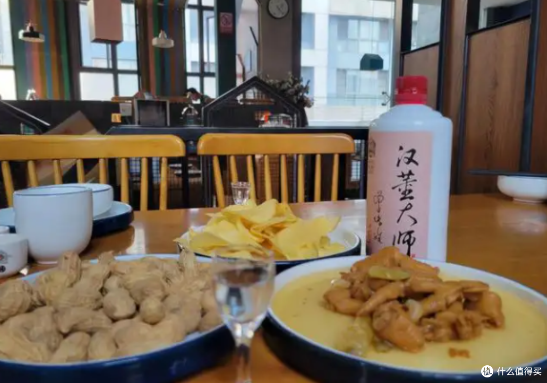 怪了！山东人酒桌上，除了喝飞天茅台，还爱喝这4款“平价酒”