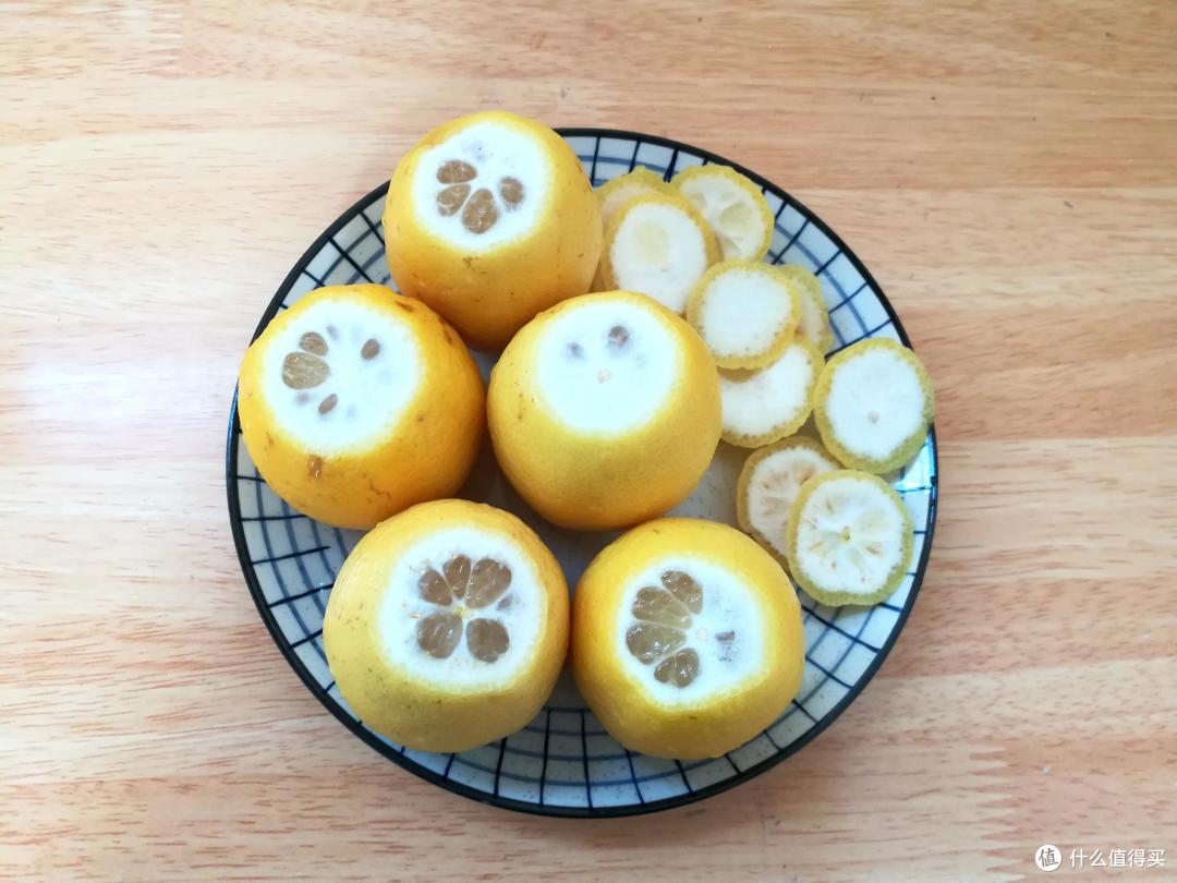 柠檬这水果不起眼,却是止咳良药,煮熟冲水喝,润肺化痰比吃梨管用