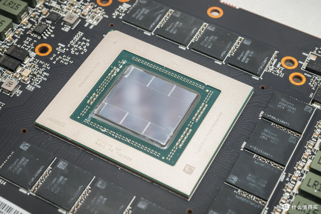 从外观上就可以看到新的封装设计,1颗大型的gpu芯片被6颗负责显存控制