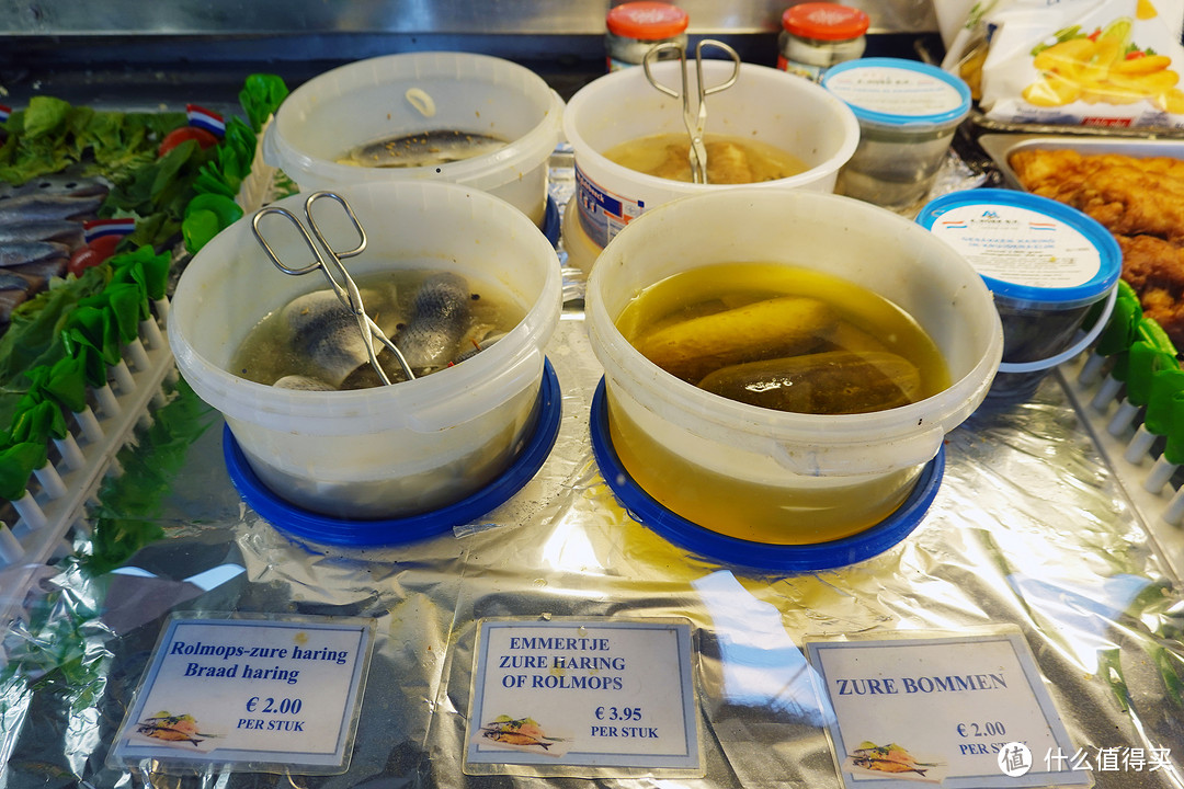 鲱鱼卷，字面意思上的，用鲱鱼卷起酸黄瓜吃。