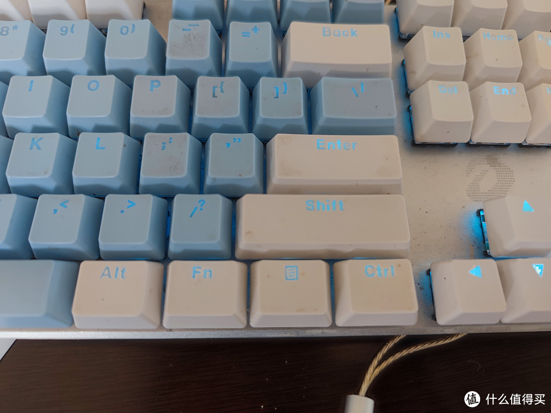 达尔优蓝白地中海机械键盘。