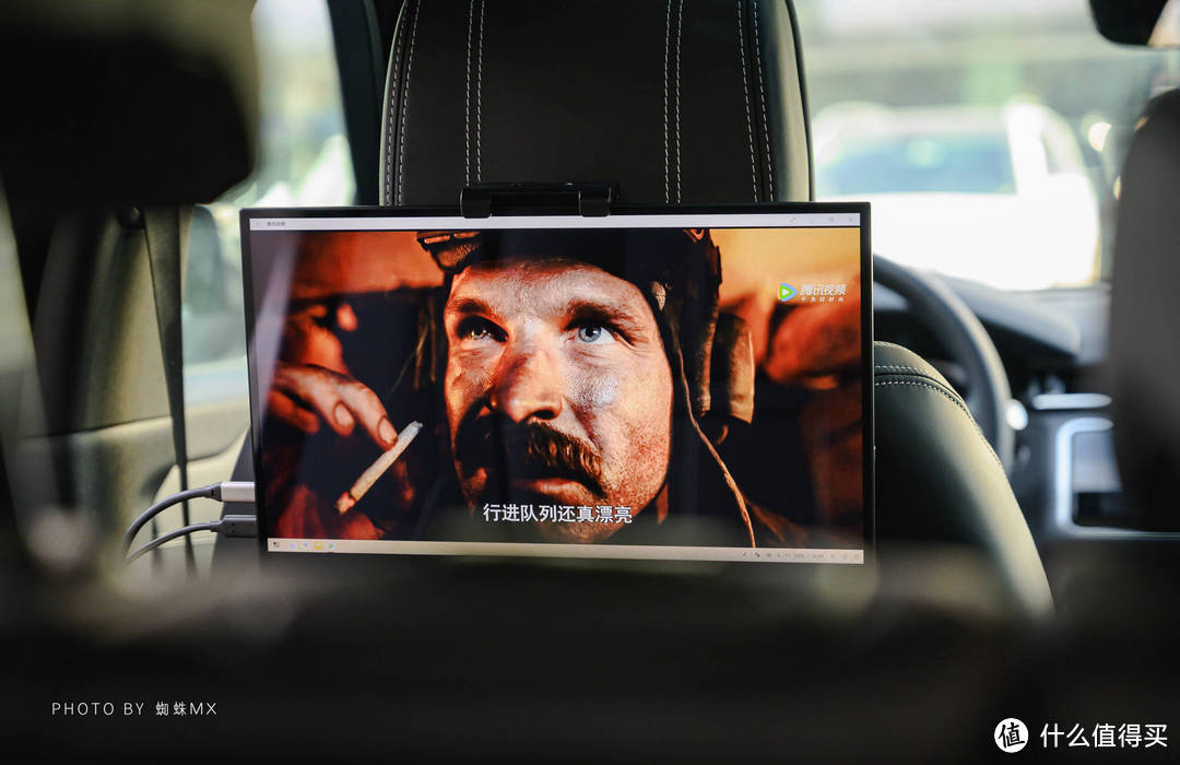 为了世界杯，我给路虎后排加“大屏”：雕塑家4K便携屏上车记