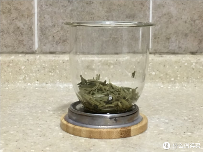 绿意盎然的竹叶青茶饮