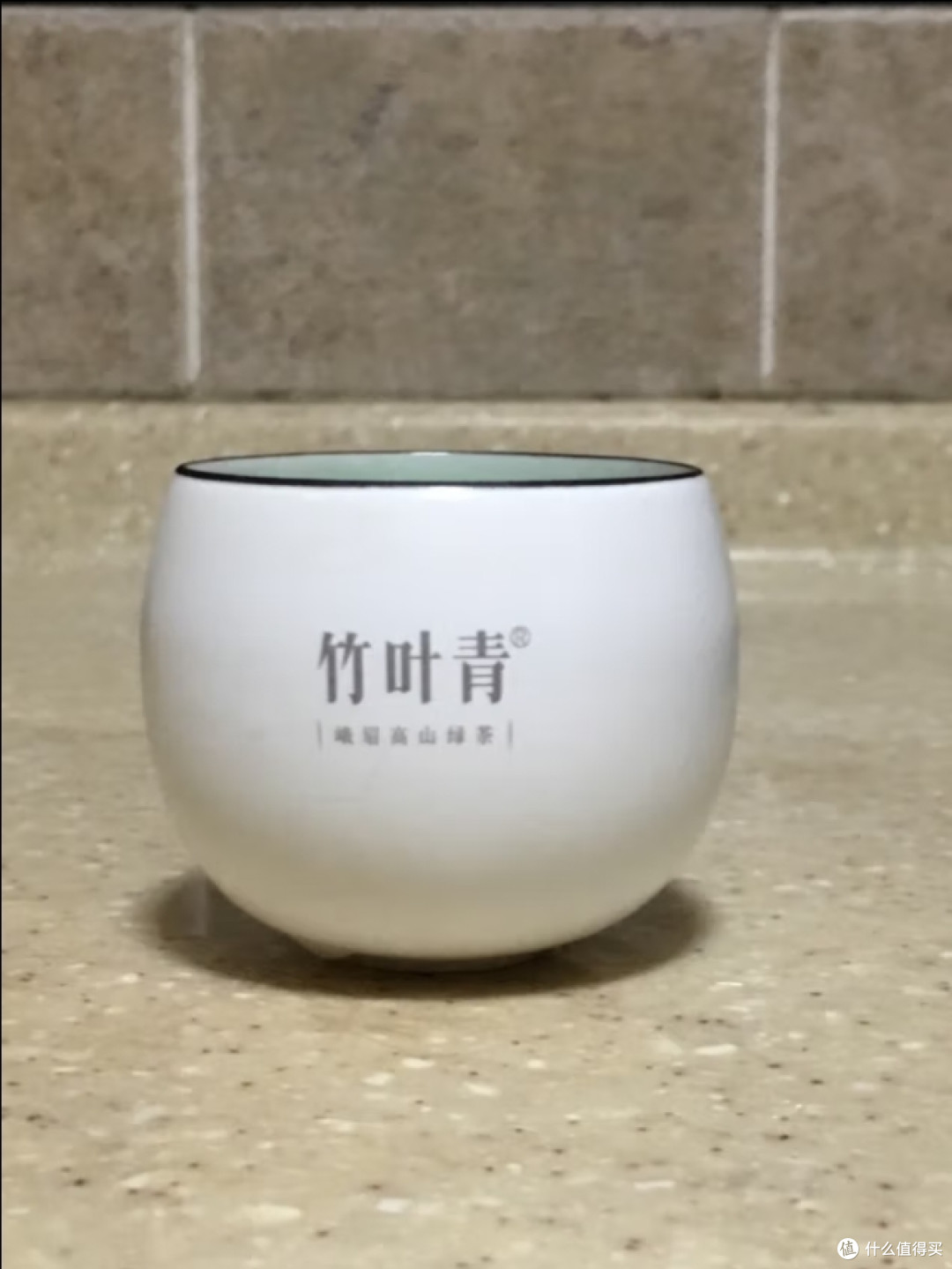 绿意盎然的竹叶青茶饮