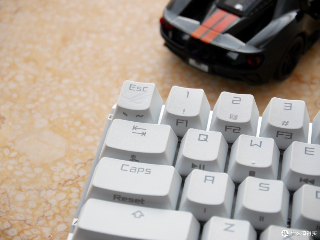 轻装上阵——ROG 魔导士 月耀白 竞技版机械键盘