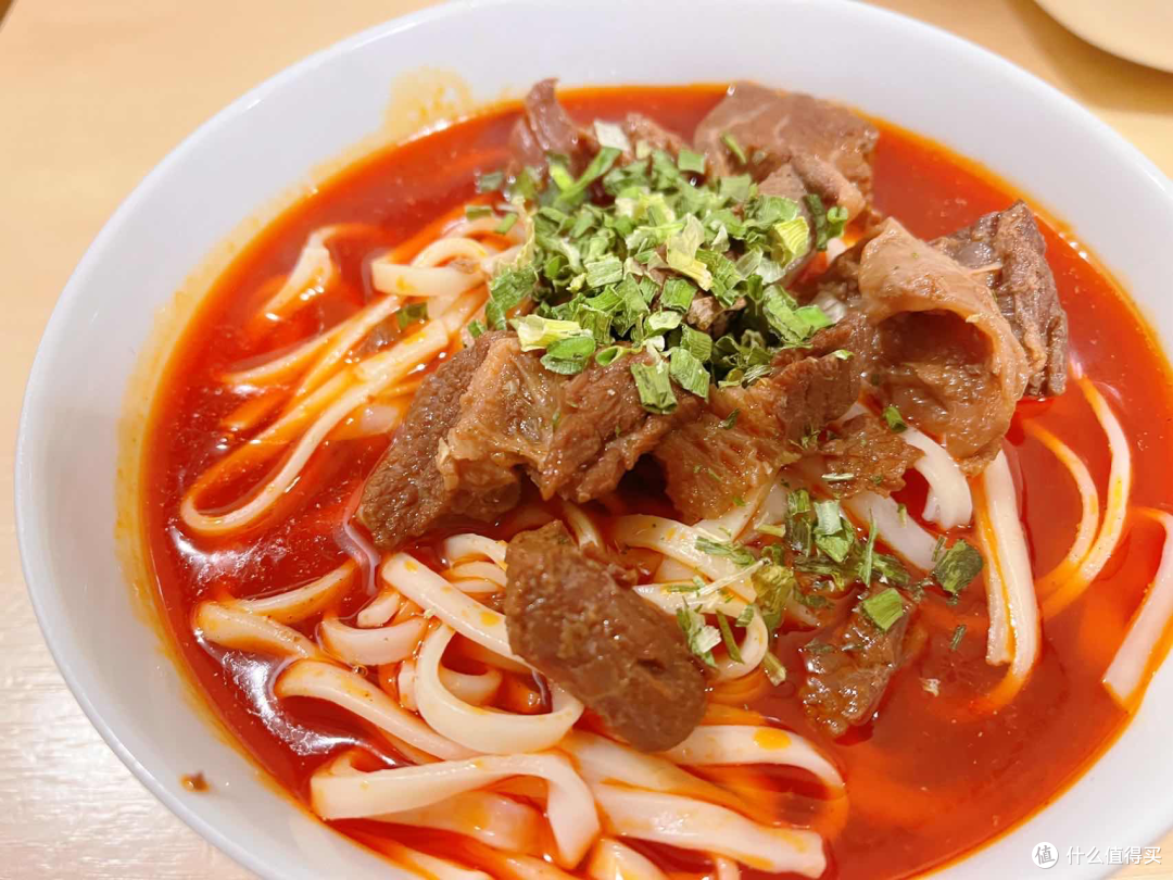 今日份面食分享!好吃到汤汁都喝光光,锋味派川香厚切牛腩空心面品尝体验