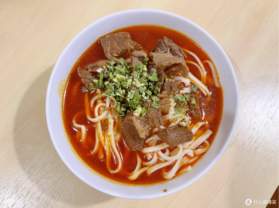 今日份面食分享!好吃到汤汁都喝光光,锋味派川香厚切牛腩空心面品尝体验