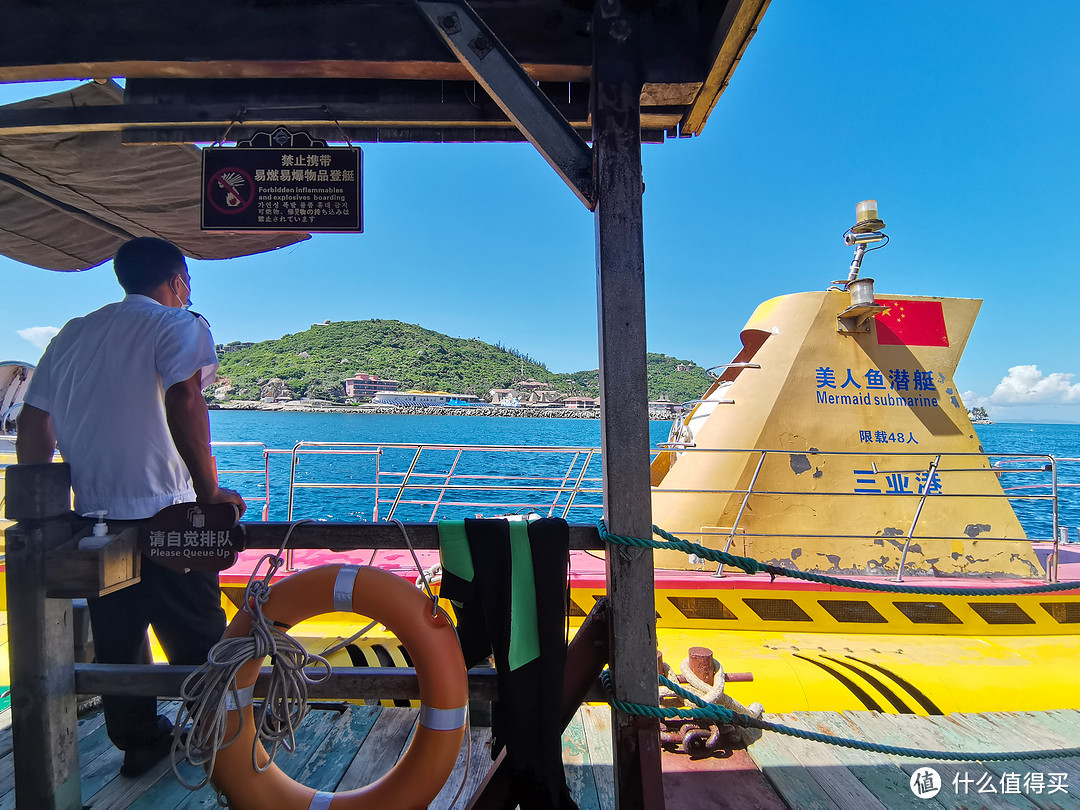 首批国产全潜式大型旅游观光船在分界洲岛投入运营_央广网