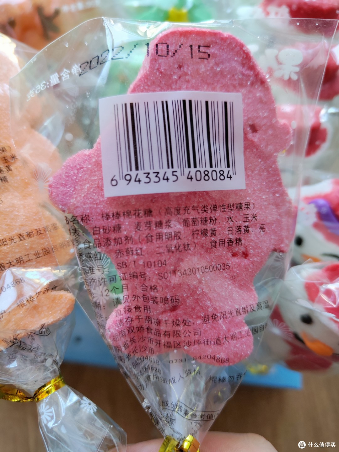 孩子们过圣诞节要分享礼物