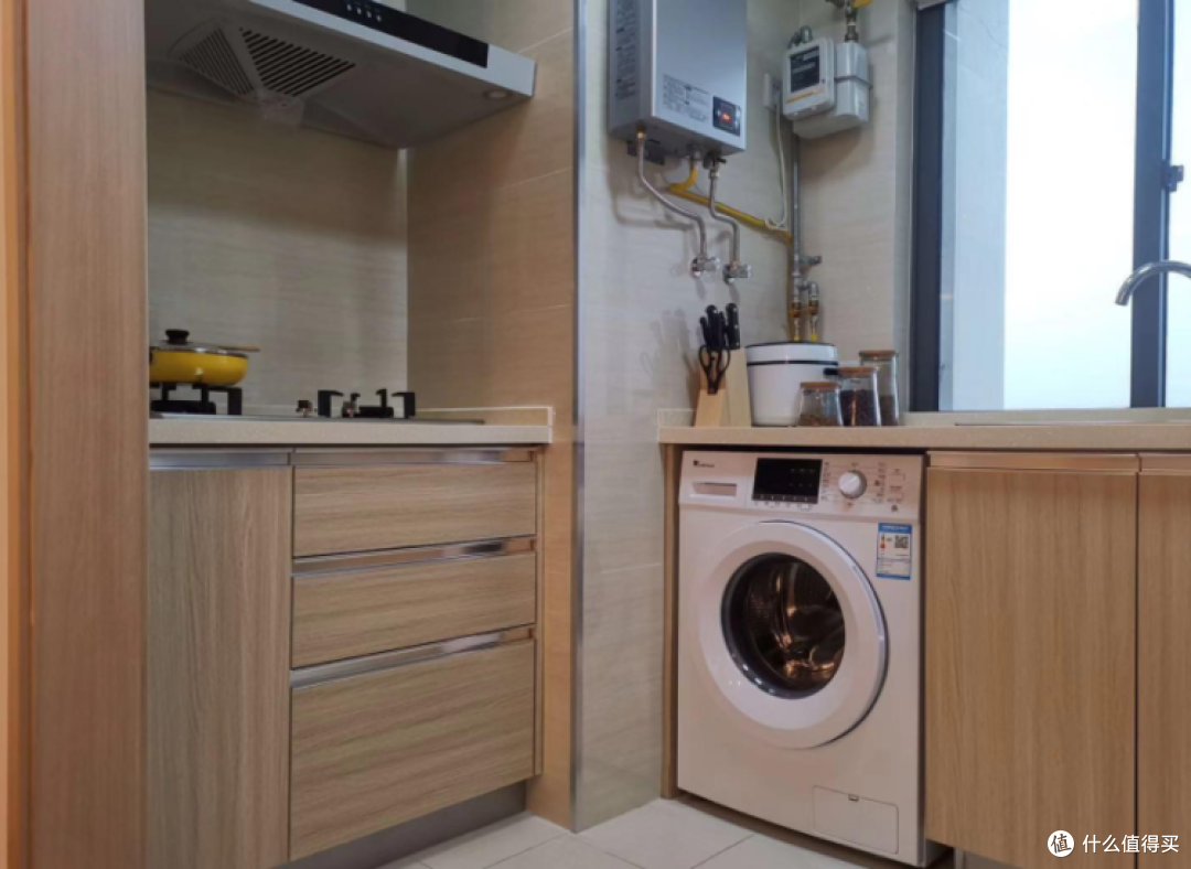 80㎡两室两厅新房，现代简约风格装修，完工后朋友都说像样品房