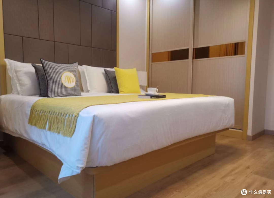 80㎡两室两厅新房，现代简约风格装修，完工后朋友都说像样品房