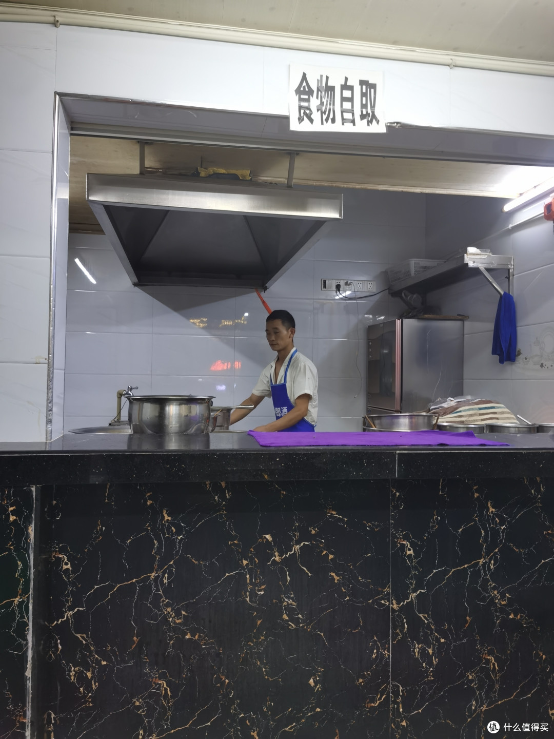 贵阳丨开业二十多年的老五鸡丝豆花面,脆哨焦香,豆花软嫩,鸡丝可口~