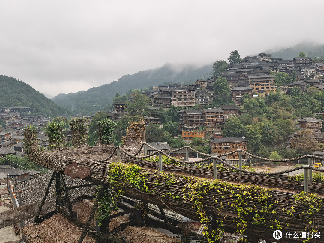 千户苗寨丨在山房咖啡看苗寨全景，远眺片片梯田~