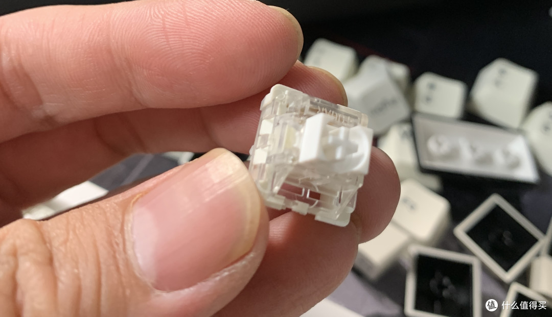 考虑到节约成本的原因，笔者选择了图阁自家的TOGAR冰雪轴（不晓得哪家代工），当然键盘一到手，就被换成了金粉轴