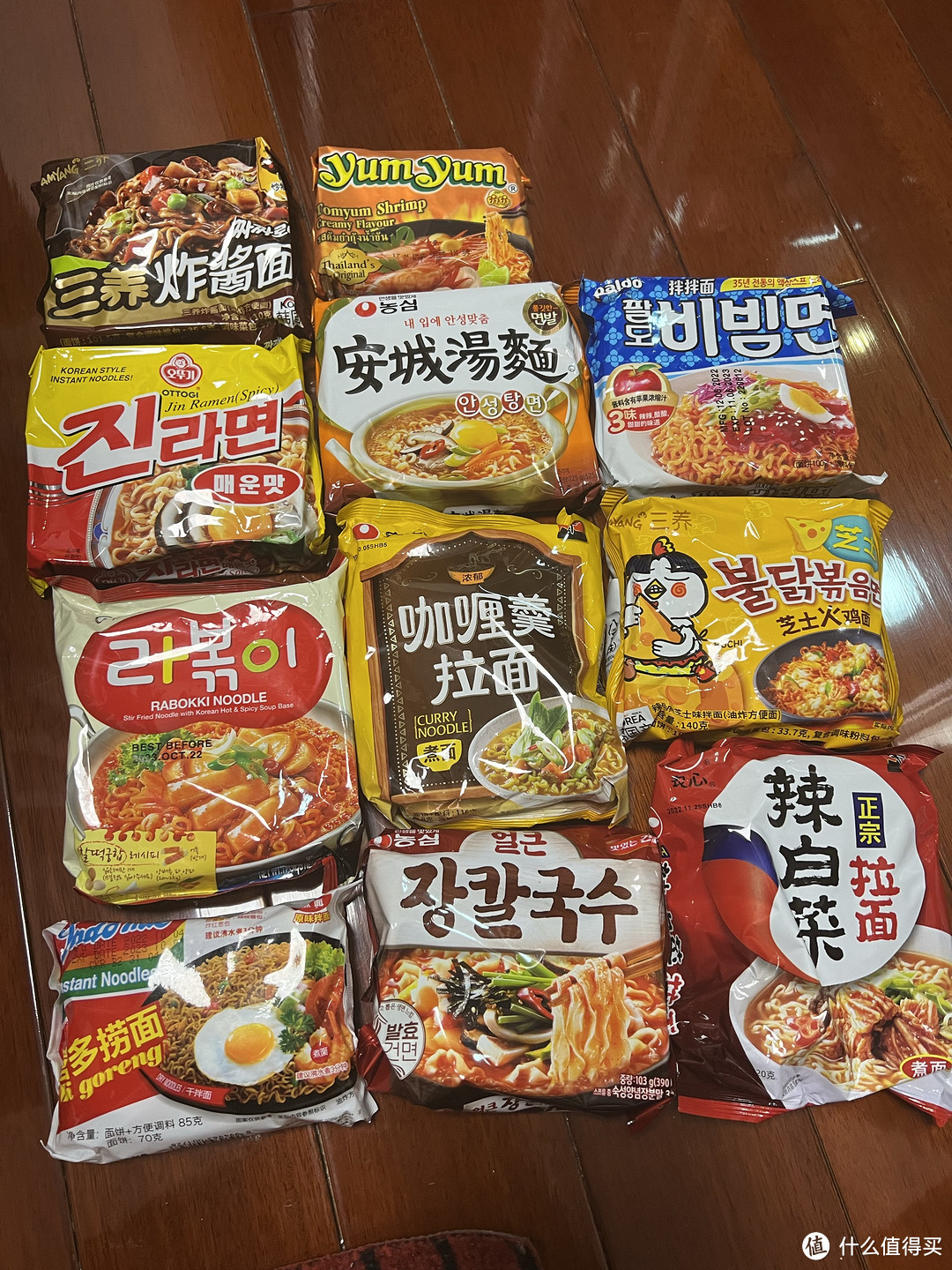 是谁过年囤货买了一地板的泡面呢,是我本人没谁了