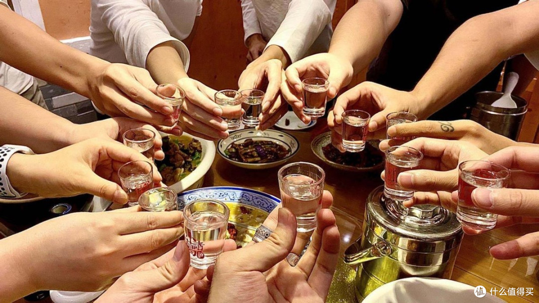 年底参加酒局,3种酒别带上桌,当心丢人又尴尬,白花钱还不落好