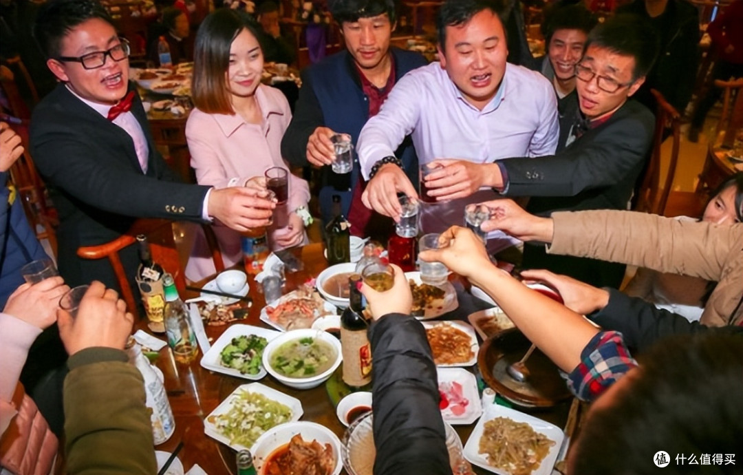 酒桌上,当对方出现3种行为,摆明了是看不上你,劝你认清现实