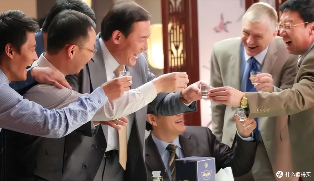 酒桌上,当对方出现3种行为,摆明了是看不上你,劝你认清现实