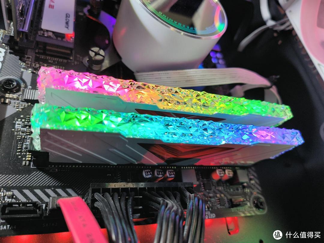 精选三星颗粒，搭配璀璨灯效，买到即是赚到！玖合DDR4 RGB内存条体验！