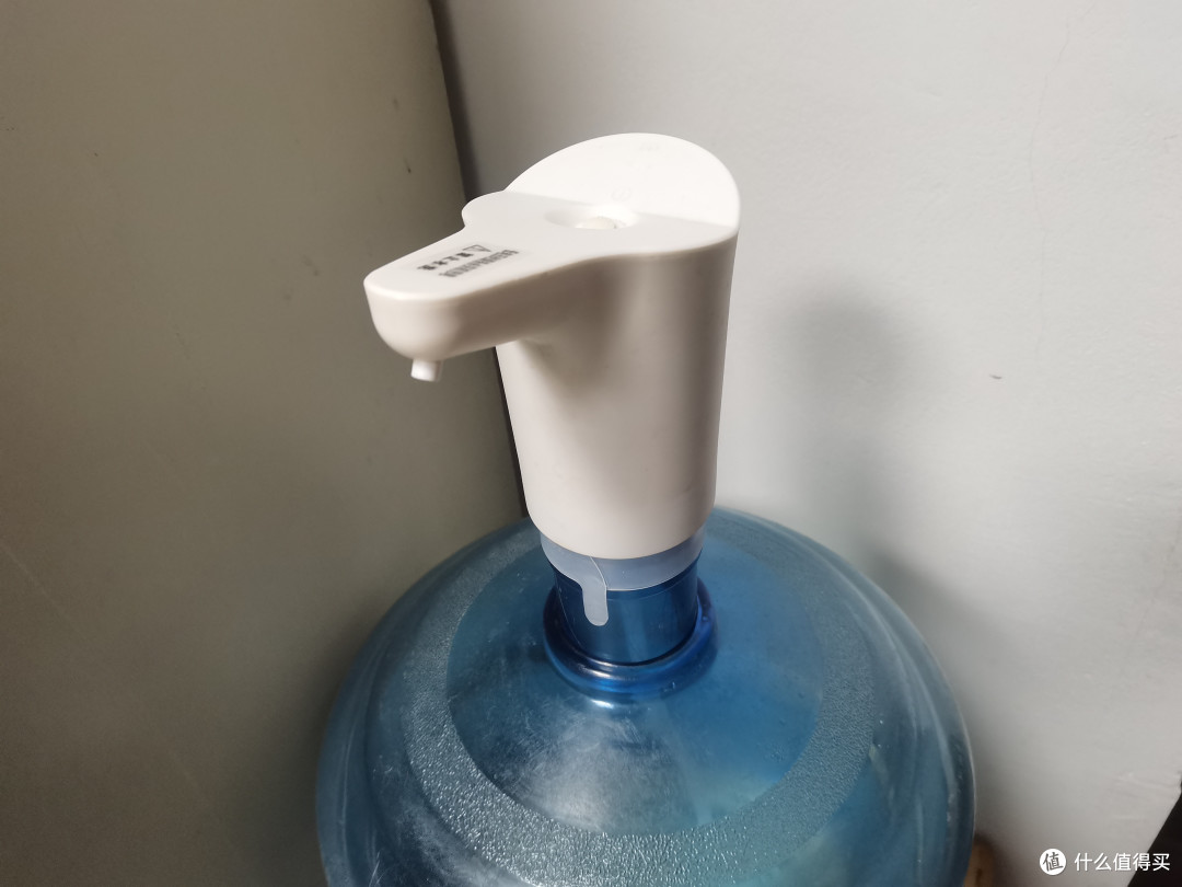 这个电动抽水泵也太好用了吧?!只要一摁就可以出水