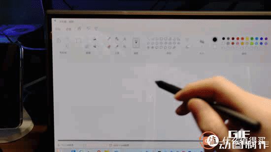 方便高画质,还能触控:INNOCN 15Q1F OLED便携式显示器
